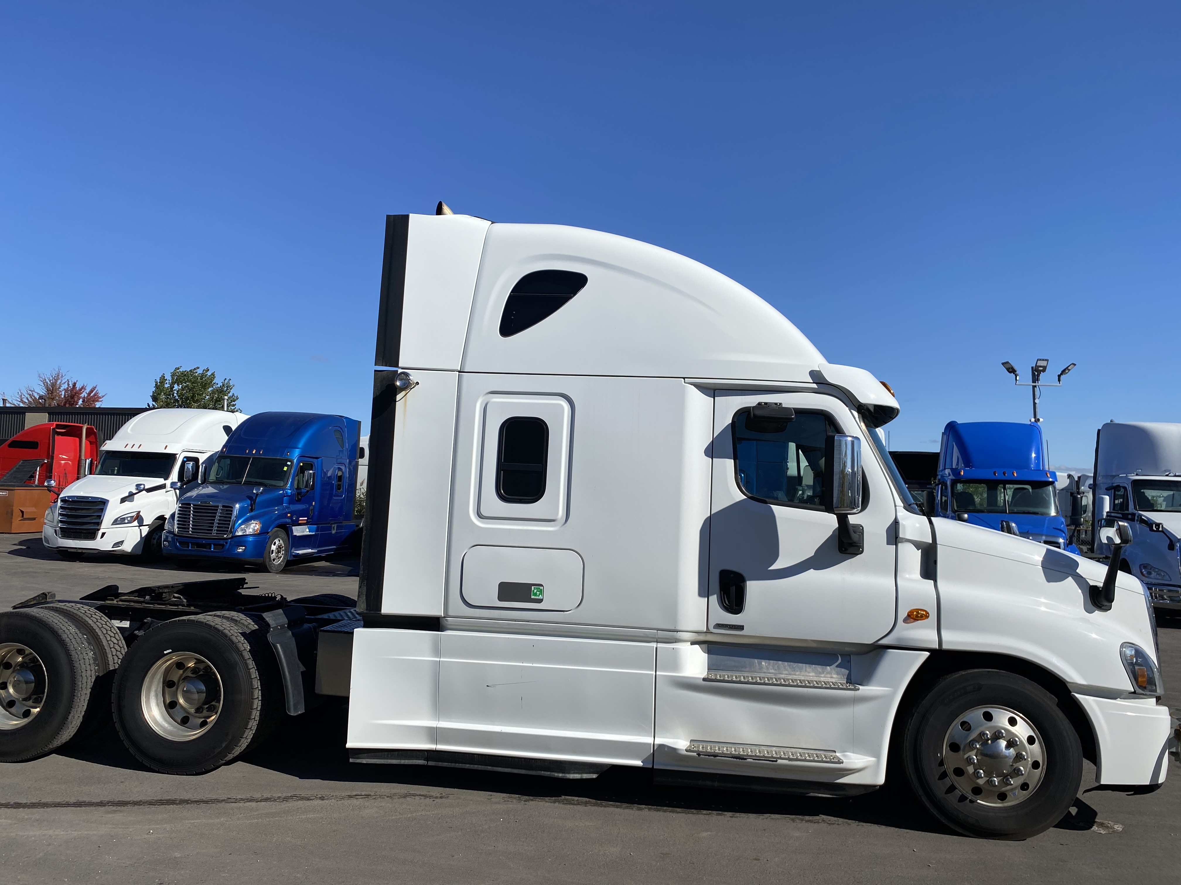 2017 FREIGHTLINER CASCADIA - Royal Truck Sales